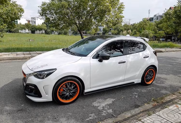 Từ chiếc Mazda 2 màu trắng nguyên bản, một người chơi xe tại Hậu Giang đã nâng cấp "đứa con cưng" của mình theo phong cách thể thao, đồng thời trang bị cho chiếc xe hàng loạt các phụ kiện đầy hữu dụng, tăng sự tiện nghi khi sử dụng hàng ngày.
