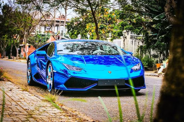Cách đây hơn 1 tháng, một chiếc siêu xe Lamborghini Huracan màu xanh cốm với trị giá khoảng 13 tỷ đồng, hiện tại đang nằm ở một showroom siêu xe ở quận 5 đã được dán đổi màu sang màu xanh chrome bắt mắt cùng lúc với chiếc McLaren 570S đầu tiên và duy nhất tại Việt Nam từng thuộc sở hữu của đại gia Cường "đô la".