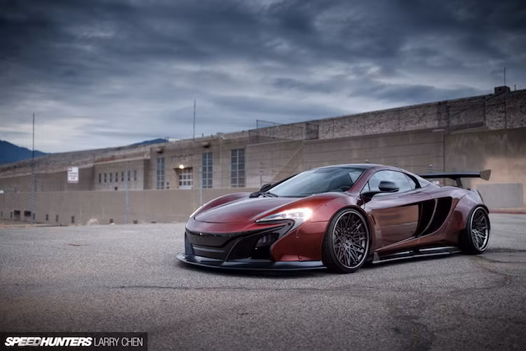 Dọc theo chiều dài cơ sở của 650S, Liberty Walk còn ốp một tấm nẹp khí động học cho xe. Với hệ thống treo khí điều chỉnh được độ cao Air Piston Lift của hãng Fortune Auto, gầm xe có thể được hạ sát đất, khiến chiếc McLaren càng giống một mẫu xe đua thực thụ hơn.