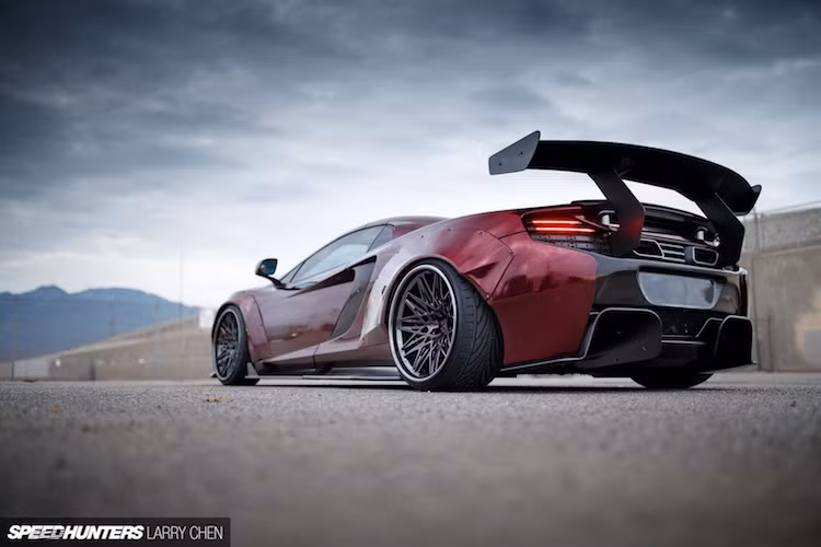 Là một hãng độ ngoại thất, Liberty Walk đã giữ nguyên bản hệ động lực của 650S Spider. Với động cơ 3.8l tăng áp kép 641 mã lực và mô-men xoắn cực đại 678 Nm, chiếc xe chỉ mất 3 giây để tăng tốc từ 0-100 km/h và đạt tốc độ tối đa 333 km/h.