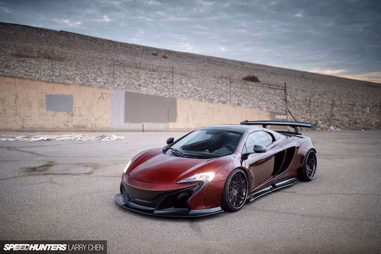 Ở dạng nguyên bản, McLaren 650S Spider vốn đã là một mẫu siêu xe với thiết kế đầy cá tính và độc đáo. Tuy nhiên đối với những "đại gia" thích chơi "của lạ", họ vẫn muốn chiếc 650S của mình trở nên "độc" hơn nữa. Đó là lý do khiến hãng độ Liberty Walk nổi tiếng từ Nhật đã "dành riêng" cho 650S một bộ widebody "hàng thửa".