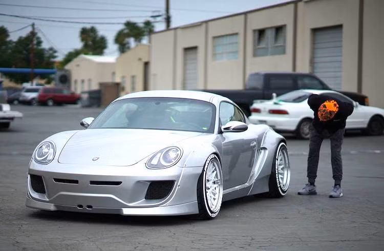 Ở dạng nguyên bản, siêu xe Porsche Cayman là mẫu xe thể thao mui kín có giá rẻ nhất hiện nay của Porsche. Vốn có kiểu dáng nguyên bản khá tinh tế, chiếc xe đã được một dân chơi tại Mỹ "lột xác" hoàn toàn và sở hữu ngoại hình cực "chiến", tương tự như một chiếc xe đua với gói widebody Pandem của hãng TRA Kyoto tại Nhật.