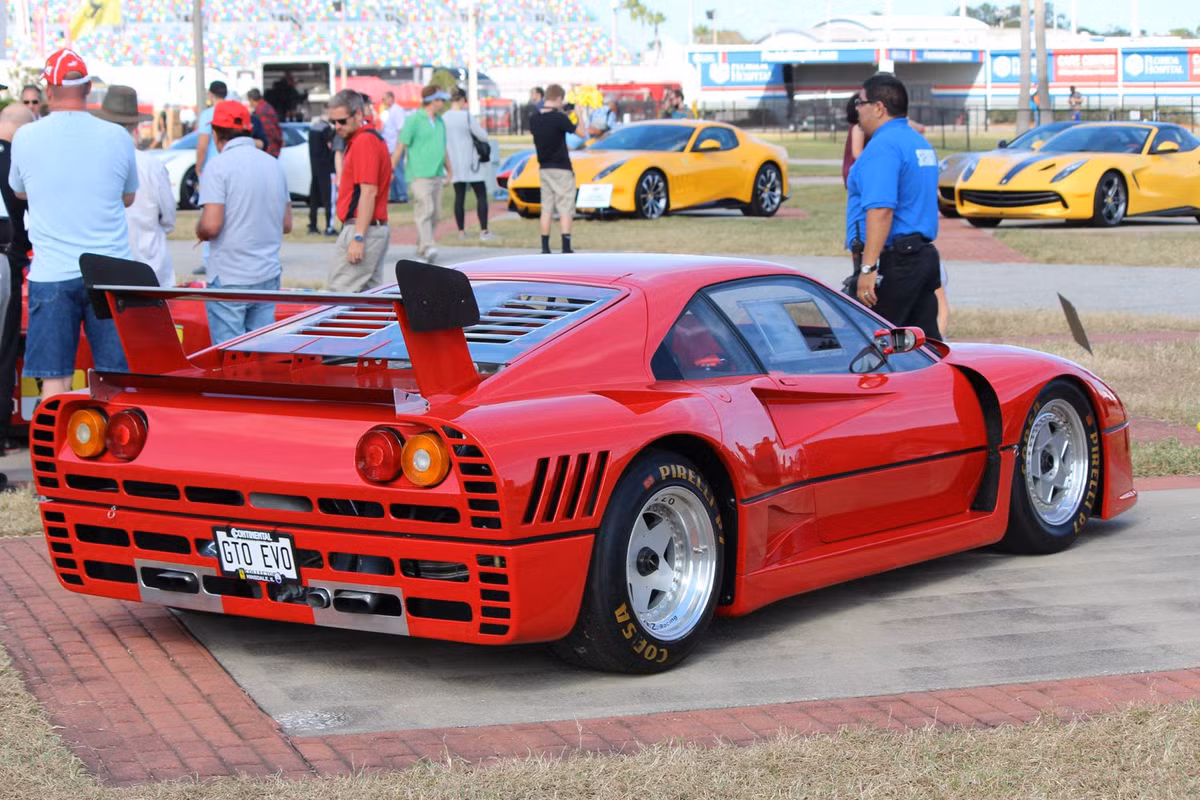 Tuy nhiên trước khi tung ra F40, Ferrari cũng phải mất thời gian dài để có thể phát triển nên chiếc xe. Được sản xuất với số lượng chỉ 5 chiếc, 288 GTO Evoluzione chính là "người tiền nhiệm" trực tiếp của F40. Siêu xe này cũng xuất hiện tại Mondiali 2016.