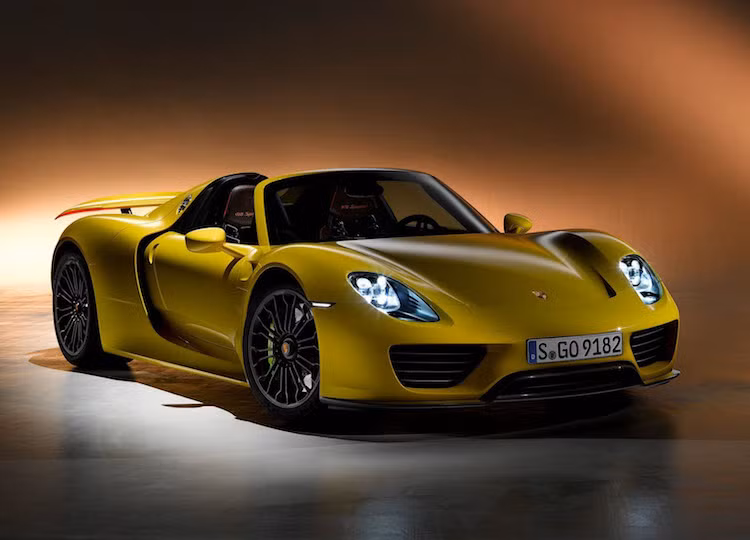 Được coi là "tam hoàng" siêu xe hybrid bên cạnh Ferrari LaFerrari và McLaren P1, 918 Spyder sở hữu động cơ V8 608 mã lực, truyền sức mạnh tới bánh sau và hộp số ly hợp kép PDK 7 cấp, kèm theo một mô-tơ điện dẫn động cầu trước với công suất 125 mã lực. Khi cả 2 động cơ này cùng hoạt động, tổng công suất của xe sẽ lên tới 887 mã lực.