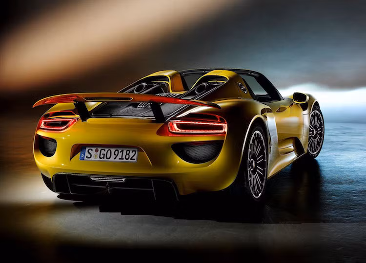 Theo Porsche, thời gian tăng tốc từ 0-100 km/h của 918 Spyder là 2,5 giây và chiếc xe có tốc độ tối đa đạt 351 km/h. Tuy nhiên với gói thể thao Weissach, gia tốc và tốc độ tối đa của 918 Spyder sẽ bị giảm nhẹ do có lực nén thân xe xuống mặt đường cao hơn, đổi lại là độ bám đường cao hơn, giúp xe có thể giảm tổng thời gian hoàn thành mỗi vòng đua xuống.