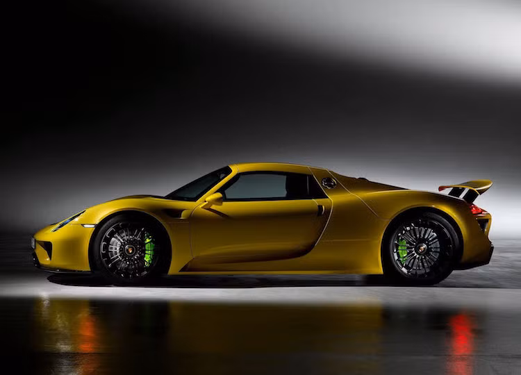 Vào tháng 5/2015, 223 chiếc 918 Spyder tiếp tục bị triệu hồi do bó dây điện ở quạt gió có thể bị hư hại do một chi tiết bằng sợi carbon của xe. Mùa hè năm nay, hãng xe Porsche lại tiếp tục triệu hồi toàn bộ 918 chiếc 918 Spyder từng được chế tạo do ốc bắt dây an toàn bị bắt sai.