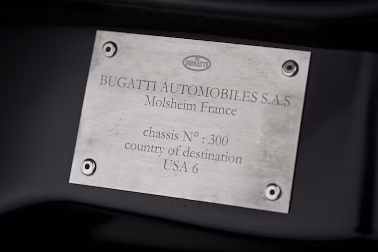 Mới chỉ chạy được 643 km, chiếc Veyron mui kín cuối cùng này về cơ bản vẫn còn như mới. Vào tháng 1/2017 tại Arizona, chiếc xe sẽ được nhà đấu giá RM Sotheby's đưa "lên sàn" với mức giá dự đoán 100% sẽ nằm ở mức hàng triệu USD.