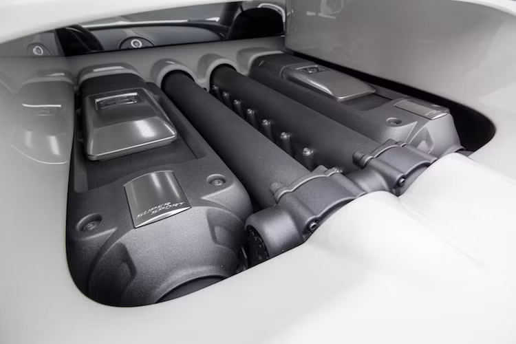 Vẫn sử dụng động cơ W16 4 tăng áp 8.0l như các phiên bản Veyron trước nhưng trên Super Sport, công suất tối đa đã được nâng lên thành 1200 mã lực và mô-men xoắn cực đại đạt 1500 Nm.