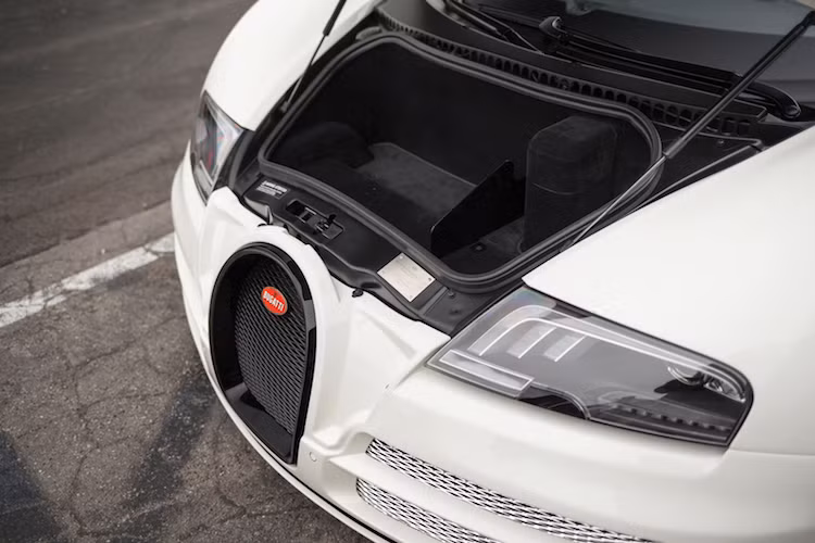 Nằm ở phía trước đầu của Bugatti Veyron là vị trí của khoang hành lý trên xe. Tuy nhiên là một siêu xe tối thượng hướng tới tốc độ, thể tích khoang hành lý của Veyron đạt mức "siêu nhỏ" với chỉ vỏn vẹn 37 lít.