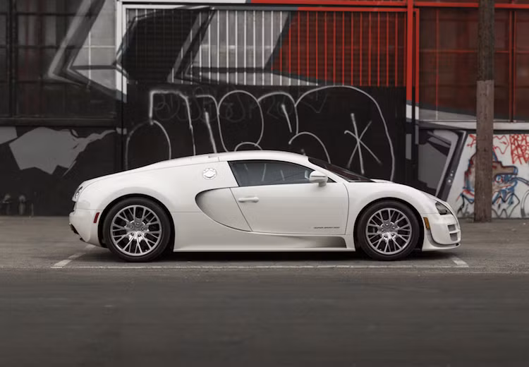 Tốc độ tối đa 431 km/h chỉ có thể đạt được ở phiên bản Veyron Super Sport World Record Edition, nổi bật với màu sơn cam ở phần dưới cùng vỏ sợi carbon ở phần trên. Ở phiên bản Veyron Super Sport thường, vận tốc của xe bị giới hạn điện tử ở 415 km/h để phòng ngừa những chiếc lốp có thể bị hủy hoại ở tốc độ cao, dẫn tới tai nạn thảm khốc.