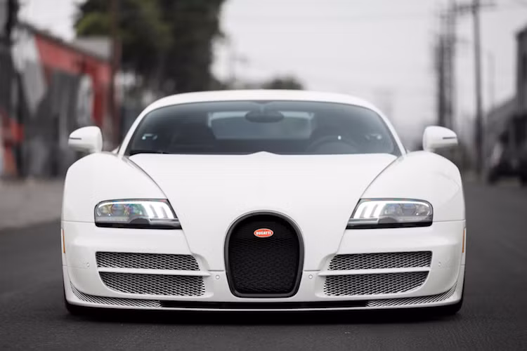 Thuộc phiên bản thể thao Super Sport với số lượng sản xuất chỉ 48 chiếc, chiếc Veyron Coupe cuối cùng là 1 trong số 8 chiếc tại Mỹ. Số thứ tự sản xuất của chiếc xe này là 300, và 150 chiếc Veyron còn lại đều là các phiên bản mui trần Grand Sport hay Vitesse.