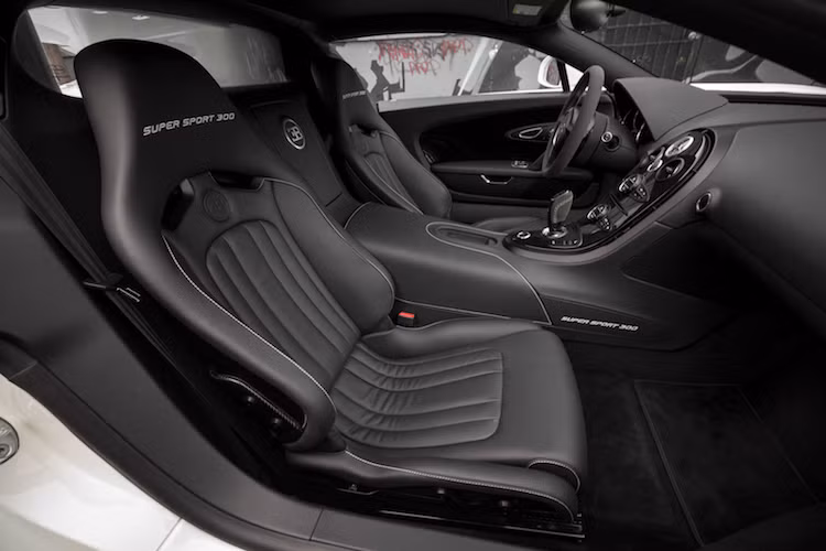 Trên một số chi tiết như ghế ngồi hay bệ trung tâm, Bugatti đã sử dụng những đường chỉ thêu màu trắng tương phản cho chiếc xe. Trong khi đó ở trên các tựa đầu ghế ngồi, chiếc Veyron Coupe cuối cùng có những dòng chữ Super Sport 300 để khẳng định sự đặc biệt của nó.