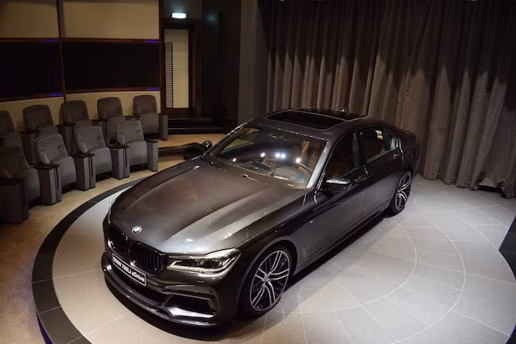 Hiện đã bước sang thế hệ thứ 6 với tên mã G11/G12 nhưng , nhưng kiểu dáng của 7 Series thế hệ mới vẫn bị đánh giá là không có sự thay đổi đột phá giống như đời cũ. So với các phiên bản cấp thấp hơn, 750Li xDrive không có nhiều khác biệt về kiểu dáng, với lối thiết kế chung giản dị nhưng vẫn gợi lên ấn tượng về đẳng cấp, uy nghi.