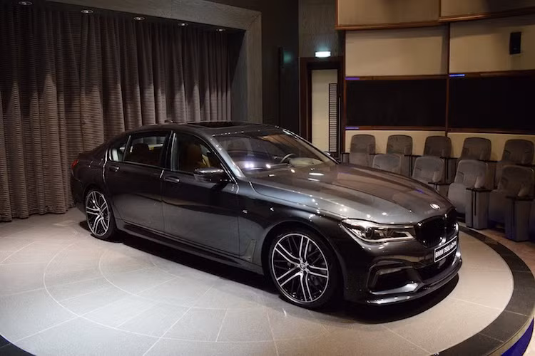 Dù hiện BMW đã có chiếc M760Li xDrive cao cấp và thể thao hơn, tuy nhiên mẫu xe cao cấp dòng 7 Series trước đây là BMW 750Li xDrive vẫn rất mạnh mẽ và tốc độ. Chính vì vậy, mẫu xe này vẫn được ưa chuộng bởi nhiều người giàu trên Thế giới.