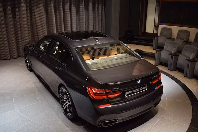 Tại Dubai, giá xe 750Li xDrive hiện khoảng 525.000 Dirham (tương đương 3,2 tỷ đồng). Tuy nhiên chiếc xe trong bài viết này đã được trang bị đồ chơi "full option" cùng màu sơn "hàng thửa" nên chắc chắn giá của nó sẽ bị đội lên khá nhiều.