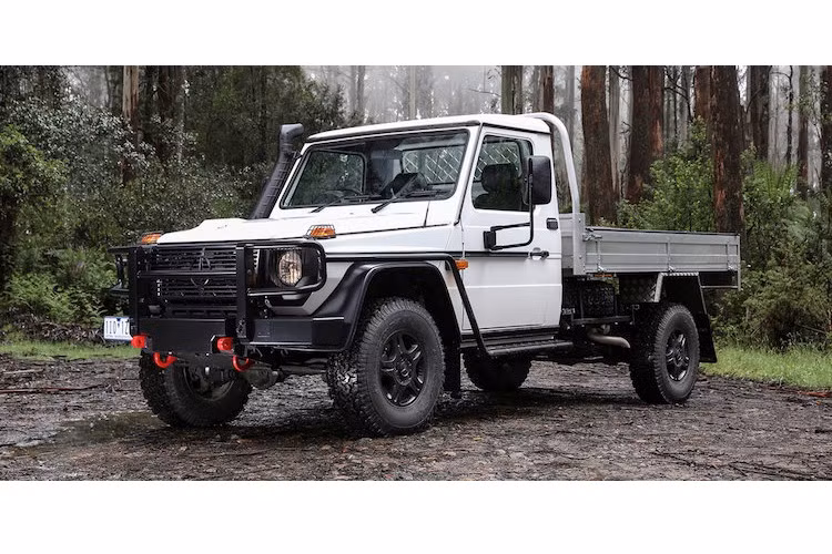 Vừa ra mắt tại thị trường Úc, Mercedes G300 CDI Pickup là phiên bản bán tải của chiếc SUV Mercedes G-Class đã gần 40 tuổi. Cũng giống như bản SUV, G300 CDI Pickup đã được "dân dụng hóa" từ những chiếc G-Class từng được sử dụng trong quân đội của nhiều quốc gia trên Thế giới.