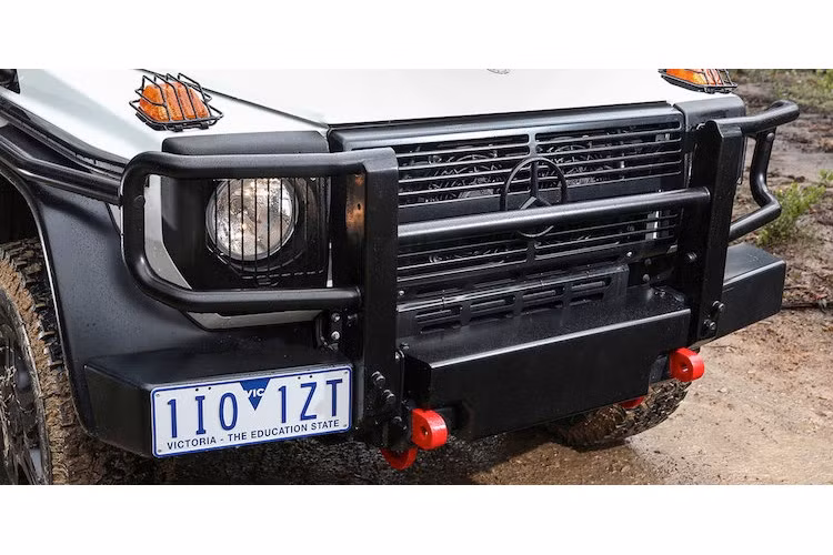 Ở bên ngoài, mẫu xe bán tải G300 CDI sở hữu thiết kế gần như y hệt các phiên bản G-Class đời cũ và được tối giản hết mức có thể. Chiếc xe hoàn toàn không có các chi tiết bóng bẩy, thay vào đó là các vòm bánh, cản trước và lưới tản nhiệt bằng nhựa đen. Bộ ba-đờ-sốc trước của xe được sơn đen và kéo dài tới hai bên thân.