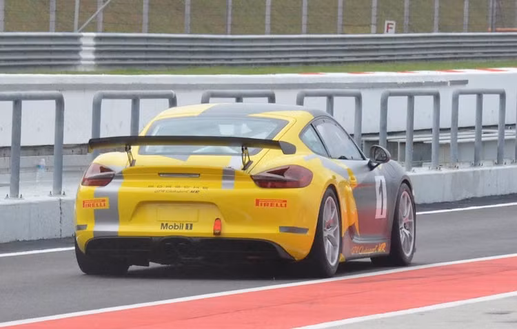 Porsche sẽ Cayman GT4 Clubsport với giá khởi điểm từ 110.000 Euro tại châu Âu. Người sở hữu xe sẽ có thể tham gia thi đấu tại nhiều giải đua khác nhau trên Thế giới như VLN Long Distance Championship Nürburgring, SRO GT4 series, Pirelli GT3 Cup Trophy USA,...