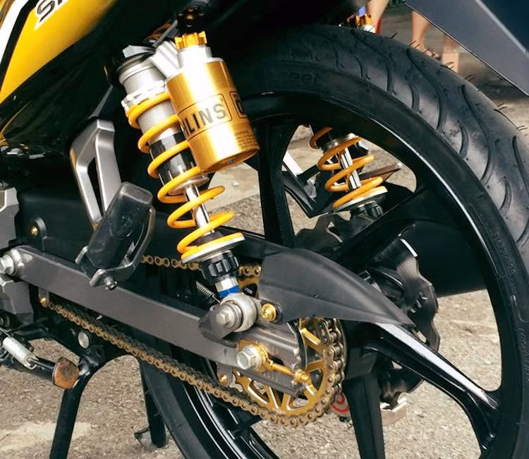Để đảm bảo tính ổn định cho chiếc xe, cặp phuộc sau Ohlins cùng cặp lốp trước sau Michelin Pilot Street đã được chủ nhân trang bị cho Sirius. Cùng với một số con ốc kiểng và dàn nhông sên đĩa mới, bản độ kiểng Sirius trở nên cá tính hơn mà không bị mất đi vẻ đẹp nguyên bản.