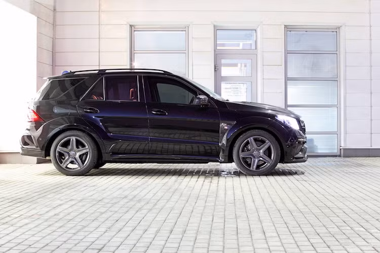 Với bản độ này, Top Car đã trang bị cho xe bộ widebody Inferno bằng sợi carbon quen thuộc của hãng, khiến cho ngoại hình của GLE Guard trở nên cực "ngầu". Tuy nhiên do chiếc xe sử dụng mâm kèm lốp đặc biệt để vẫn có thể chạy được khi bị đạn bắn nên hãng độ Nga đã không thay cho xe bộ mâm 23 inch quen thuộc của hãng.