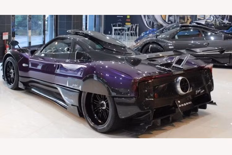 Dựa trên cơ sở các phiên bản Zonda 760 khác như 760LH của tay đua Lewis Hamilton, Zonda Zozo cũng có các thay đổi trên thân xe như nhiều khe hút gió làm mát hơn, cánh đuôi bằng sợi carbon hay bodykit mới. Tuy nhiên, chiếc xe đã có một số khác biệt như hàng đèn hậu có thêm 2 đèn màu đỏ và màu sơn tím độc đáo.