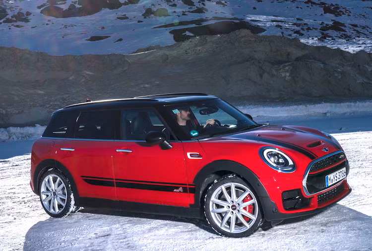 So với thế hệ MINI Clubman cũ, Clubman JCW phiên bản mới cũng sở hữu chiều dài lớn hơn tới 27 mm, rộng hơn 9 cm và có độ dài trục cơ sở lớn hơn tới 10 cm. Ở hai bên thân xe, thay đổi lớn nhất đó là bộ mâm 18 inch 5 cánh kép mới, nằm phía sau là hệ thống phanh hiệu năng cao của Brembo. Không giống như thế hệ cũ, Clubman JCW có hai cửa sau mở song song với cửa trước, không còn là dạng cửa mở đối xứng nữa.