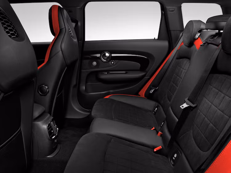 Tương tự ngoại thất, nội thất của Clubman JCW cũng có cách bố trí giống với các dòng MINI khác, và có thiết kế mang đậm sự cá tính của tuổi trẻ. MINI đã thay cặp ghế trước của xe bằng ghế thể thao, bọc cabin trong da kết hợp với alcantara và sử dụng dây đai an toàn màu đỏ. Hệ thống thông tin giải trí với màn hình 6,5 inch là trang bị chuẩn, và khách hàng sẽ phải bỏ thêm tiền nếu muốn có màn hình 8,8 inch.
