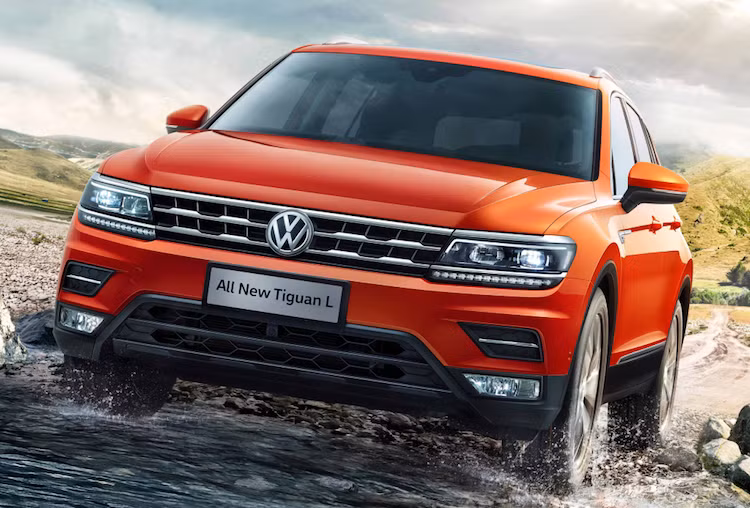 Dựa trên cơ sở Tiguan thế hệ mới, Tiguan Allspace cũng có kiểu dáng tương tự. Chiếc xe không chỉ sang trọng mà còn thể thao hơn, nhờ có những chi tiết thiết kế "lượm lặt" từ mẫu concept Cross Coupe GTE trước đây.