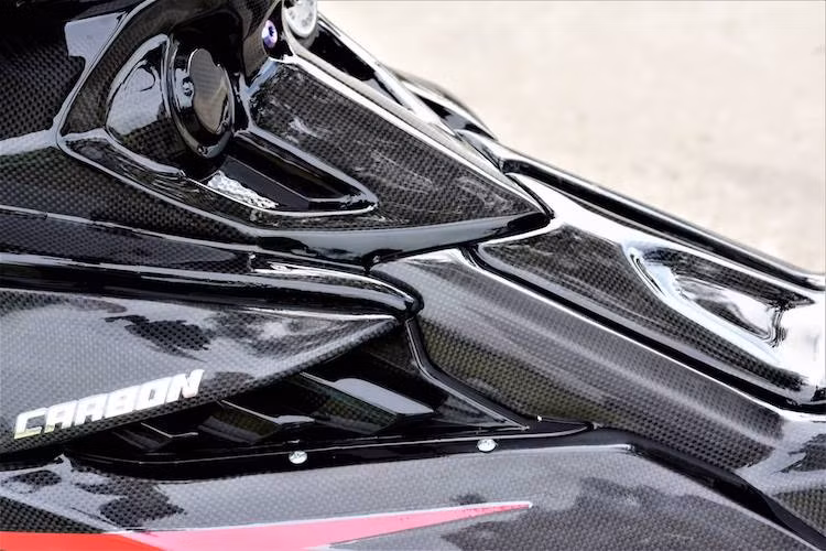 Dù hiện nay trên thị trường đang có nhiều loại decal giả carbon vân 5D khá giống thật, tuy nhiên chủ của chiếc Exciter này đã lựa chọn sợi carbon thật để dán toàn bộ các chi tiết trên xe của mình. Những chi tiết nguyên bản của chiếc xe sẽ được dán lên sợi carbon thật bằng keo đặc biệt, sau đó phủ lên một lớp nhựa epoxy trong suốt để tạo độ bóng.