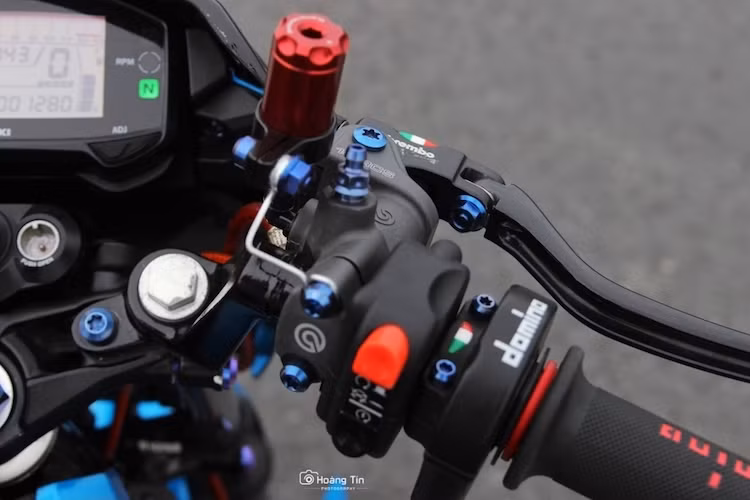 Bên cạnh việc nâng cấp phanh trước, chiếc xe cũng có cùm phanh Brembo RCS thay cho cùm nguyên bản, bên cạnh đó là cùm tăng tốc Domino và bình dầu Bonamici Racing "siêu mini".