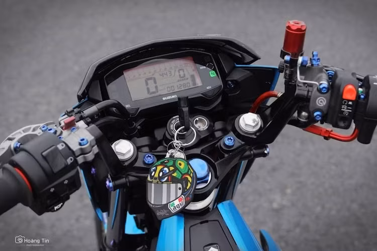 Giống như đối thủ Honda Sonic 150R, Suzuki đã trang bị cho Satria F150 FI bảng đồng hồ hiển thị kỹ thuật số. Ổ khóa của xe cũng được nâng cấp với khóa từ có độ bảo mật cao hơn. Ở trên tay lái của chiếc xe độ này đã có thêm một số con ốc titan màu xanh nổi bật.