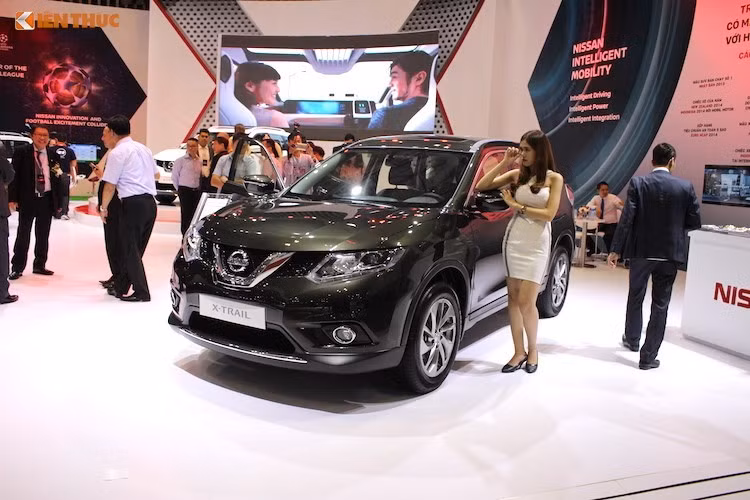 Dù chỉ mới ra mắt cuối tháng 9 vừa qua nhưng Nissan cũng "mạnh tay" khuyến mại cho dòng crossover X-Trail khi mọi phiên bản đều được tặng ngay 1 bộ định vị AVN. Ngoài ra, các phiên bản 2.5 SV 4WD và 2.0 SL 2WD còn được tặng thêm 10 triệu đồng; phiên bản 2.0 2WD được tặng 50 triệu đồng.