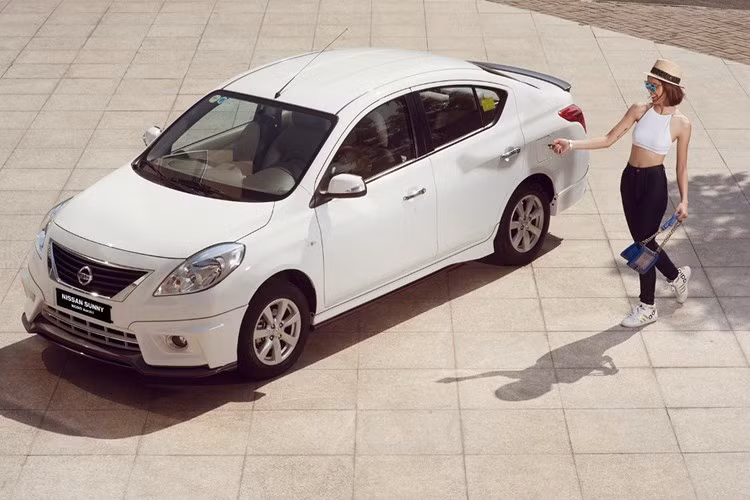 Nếu mua dòng sedan Sunny XV ở phiên bản cao cấp nhất SE, khách hàng sẽ được tặng ngay 1 bộ phụ kiện trị giá 30 triệu đồng và kèm theo 5 triệu đồng nữa. Trong khi đó, nếu không lấy bộ phụ kiện này, Nissan sẽ tặng khách 15 triệu đồng.