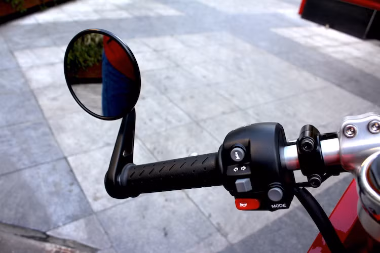 Mặc dù mang kiểu dáng cổ điển nhưng Thruxton R đã được trang bị đầy đủ các công nghệ hỗ trợ điện tử trên những chiếc xe máy hiện đại, có thể kể tới bao gồm hệ thống kiểm soát lực kéo, ABS, tay ga điện tử, hệ thống lái 3 chế độ Sport, Road &amp; Rain. Theo đúng phong cách cafe racer, chiếc được gắn sẵn một cặp gương nhỏ gọn ở hai bên gù tay lái.