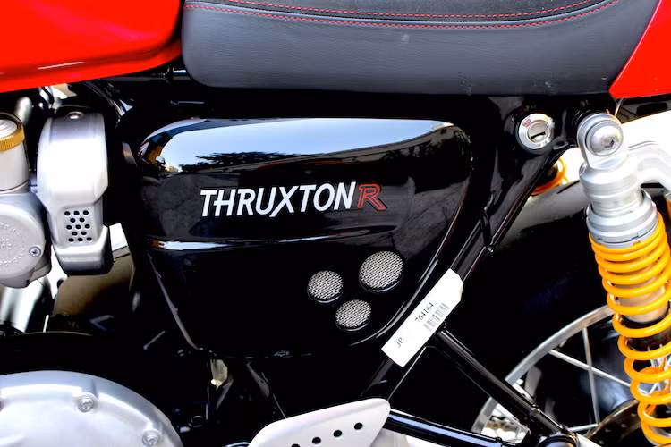 Các tấm ốp hai bên thân xe có hình dáng giống Bonneville T120, nhưng sở hữu những đường gân và các lỗ tròn bọc lưới thép cá tính hơn.