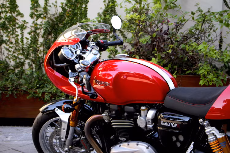 Theo đúng phong cách cafe racer, chiếc xe được trang bị một bình xăng lớn, dài và hẹp về phía sau. Phía trên bình xăng là nắp bằng nhôm và một dải kim loại đầy cá tính, có thể được sử dụng để móc thêm đai da gắn túi hay kẹp tài liệu.