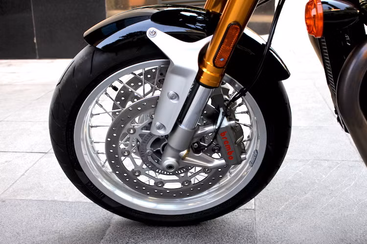 Vẫn dùng cặp vành căm cổ điển, nhưng hệ thống phanh trước của Thruxton mới đã được nâng cấp lên đĩa kép, thay vì chỉ sử dụng đĩa đơn như thế hệ trước. Sự khác biệt đầu tiên của phiên bản Thruxton R đó là chiếc xe sử dụng heo Brembo cao cấp cùng phuộc Showa USD, thay vì phuộc ống lồng như Thruxton thường.