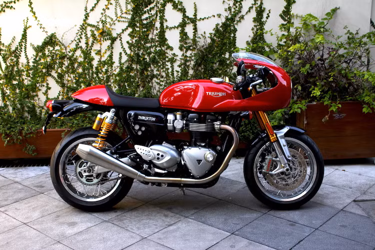 Dựa trên cơ sở khung sườn của dòng Bonneville nổi tiếng, nhưng Triumph Thruxton R có kiểu dáng cafe racer thể thao và "ngầu" hơn. Từ nhiều năm nay, Thruxton là một trong những lựa chọn đầu tiên của khách hàng khi tìm mua một chiếc xe có kiểu dáng cafe racer nguyên bản, và truyền thống này đã được tiếp nối với phiên bản 2016.