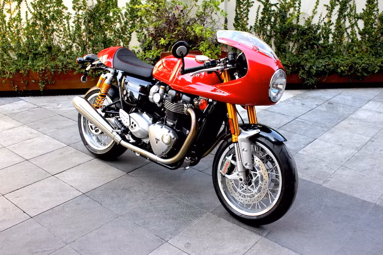 Theo cửa hàng Đức Quảng Ngãi - đơn vị nhập khẩu chiếc Thruxton R full fairing này về Hà Nội, hiện chiếc xe môtô phân khối lớn này hiện đang có giá khoảng gần 600 triệu đồng, đắt ngang một chiếc xe ôtô tại Việt Nam.