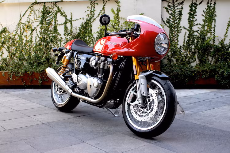 Được ra mắt tại triển lãm EICMA 2015, Triumph Thruxton 2016 là 1 trong 3 mẫu xe hoài cổ thế hệ mới của Triumph, bên cạnh Bonneville và Street Twin. Xe được bán với 2 phiên bản là Triumph Thruxton và Triumph Thruxton R cao cấp hơn.