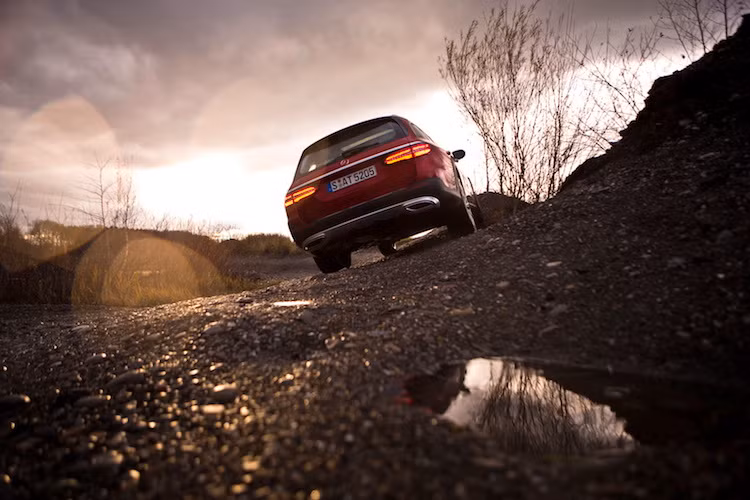 Hiện tại, thời điểm bán ra và giá cho từng phiên bản của E-Class Terrain chưa được hãng xe Mercedes công bố. Theo dự đoán, giá bán của xe sẽ được tiết lộ vào đầu năm 2017.