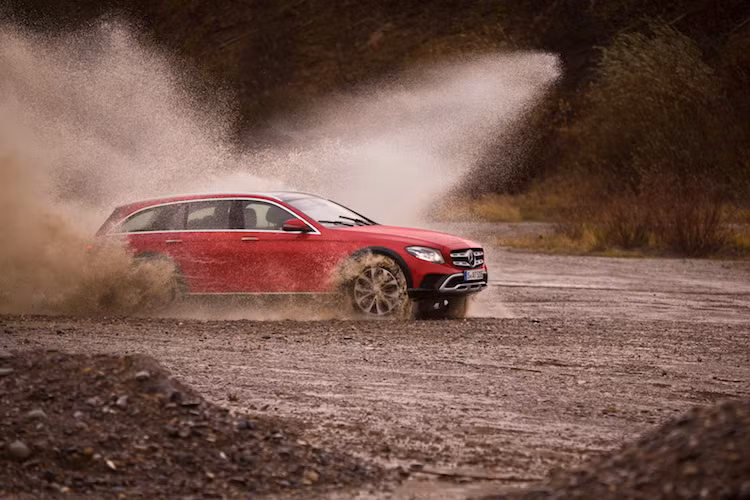Khi ra mắt, E-Class All-Terrain sẽ chỉ có duy nhất phiên bản E220d, được trang bị động cơ diesel 4 xi-lanh tăng áp với công suất 194 mã lực cùng mô-men xoắn cực đại 400 Nm. Phiên bản này mất 8 giây để đạt 0-100 km/h cùng tốc độ tối đa 232 km/h.