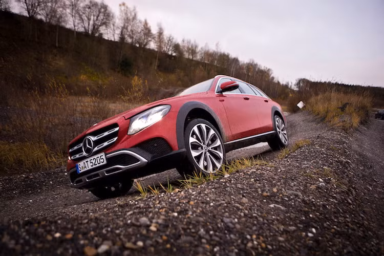 Chính vì vậy, ngoài thân xe với kiểu dáng wagon cùng những nét thiết kế đặc trưng của E-Class thế hệ mới, phiên bản E-Class Wagon còn có một số chi tiết gợi nhớ về những dòng crossover như GLA hay GLC. Những chi tiết này bao gồm lưới tản nhiệt với 2 thanh ngang và cản trước có khung mạ chrome to bản. "Chất" crossover của E-Class All Terrain còn được thể hiện ở những tấm ốp nhựa đen chạy xung quanh thân xe.