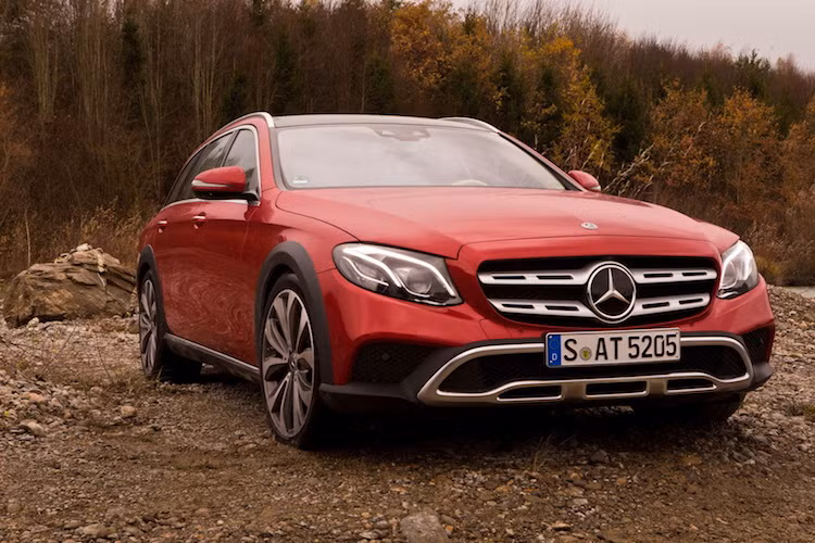 Được giới thiệu lần đầu tại triển lãm Paris năm nay, Mercedes E-Class All Terrain là phiên bản lần đầu tiên xuất hiện trong dòng xe hạng sang cỡ trung E-Class của hãng từ trước tới nay. Về cơ bản, Mercedes đã lấy phần thân của chiếc E-Class Wagon 5 cửa và "lai" nó với các đặc tính của những dòng crossover G truyền thống.