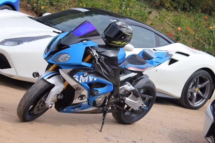 Cùng với yên sau được thay bằng ốp yên solo, chiếc S1000RR phiên bản mới đã có ngoại hình đầy thể thao và bắt mắt, khiến bộ 3 siêu xe hơi ở phía sau hoàn toàn bị trở thành "phông nền".