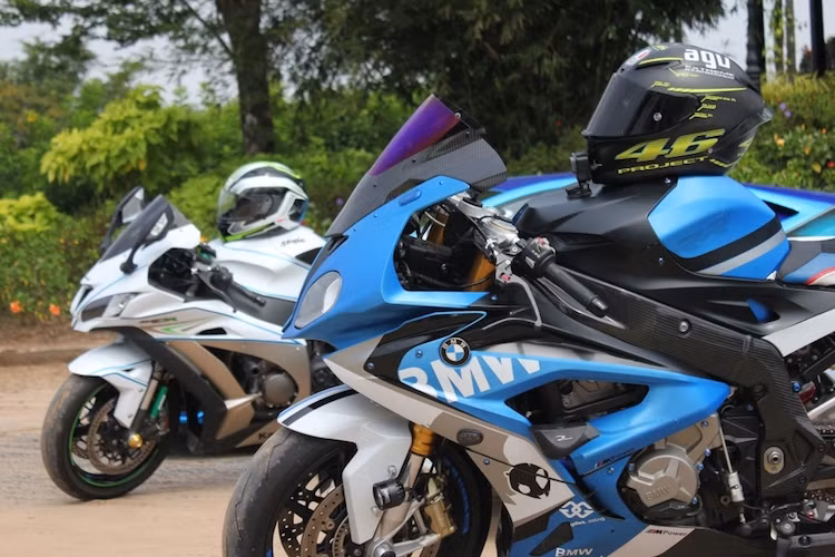 Những người yêu môtô sẽ dễ dàng nhận ra rằng chiếc S1000RR này đã được trang bị cặp mâm MArchesini Genesi M7RS 7 cây tương tự phiên bản S1000RR HP4 đỉnh cao. Bên cạnh đó, bộ khung của xe cũng đã được ốp sợi carbon đẹp mắt và thân xe được bảo vệ bởi chống đổ Performance.