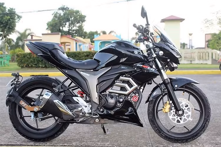 Ra mắt lần đầu vào năm 2014 tại Ấn Độ, Suzuki Gixxer 155 là mẫu naked bike giá rẻ được tạo ra nhằm cạnh tranh với dòng Yamaha FZ. Ở dạng nguyên bản, Gixxer vốn đã có dáng khá đẹp mắt nhưng sau khi được một người chơi xe độ lại, mẫu naked bike này càng trở nên "ngầu" và thể thao hơn nữa.