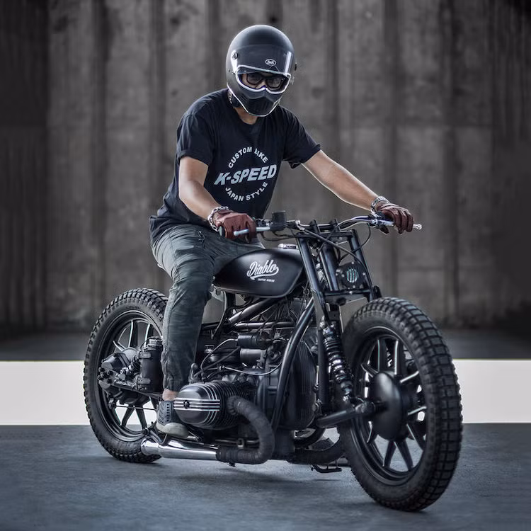 Với kinh phí không quá lớn, hãng độ Thái Lan - K-Speed đã "lột xác" thành công chiếc Ural cũ kỹ, biến nó trở thành một chiếc xế độ bobber đầy phong cách và cực "ngầu".
