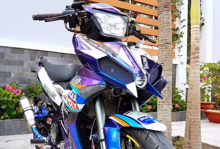 Tuy nhiên không chỉ "bằng lòng" với mỗi "dàn chân" khủng, một biker sống tại khu vực miền Nam đã còn tìm cách "biến hóa" chiếc Exciter của mình trở nên khác biệt so với xe nguyên bản. Lấy cảm hứng từ mẫu siêu môtô Kawasaki H2R, phần mặt nạ trước của xe đã được chế mủ đầy góc cạnh, tạo thành 2 lỗ hút gió với đèn gương cầu đặt giữa trông giống như H2R.