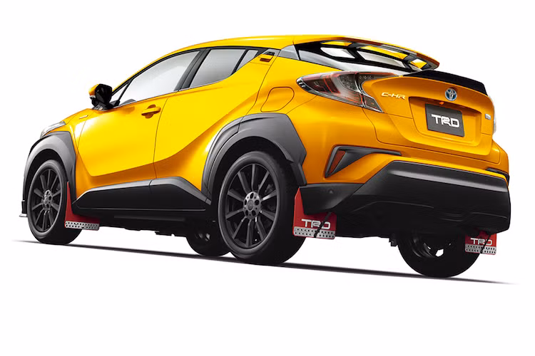 Trong khi đó, gói Extreme Style lại biến C-HR trở nên giống như một chiếc xe đua rally thực sự với nẹp cản trước, cánh đuôi cùng các tấm ốp bằng nhựa đen hai bên thân xe mạnh mẽ. Các vòm bánh của xe còn được lắp thêm chắn bùn. Với cả 2 phong cách cho ngoại thất, TRD đều trang bị cho xe bộ mâm 18 inch TF6 hoặc những thiết kế mâm từ các hãng độ khác như Works WIL-02D, Kyoho CDF 1 và Tom’s TH-01.